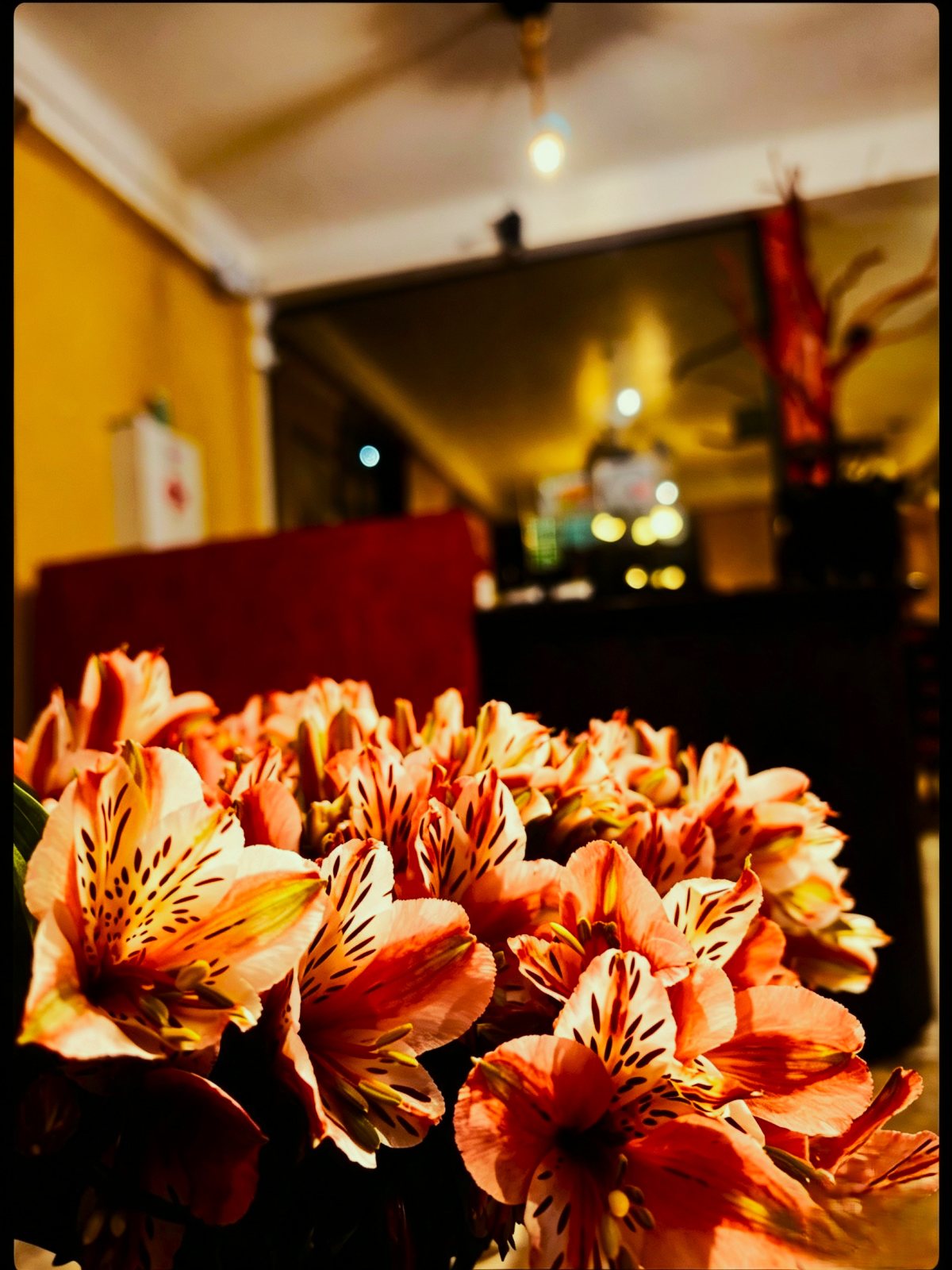 Flores en el comedor del hotel