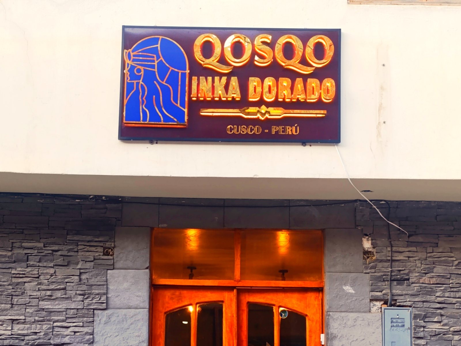 Letrero y puerta de entrada del Hotel Qosqo Inka Dorado
