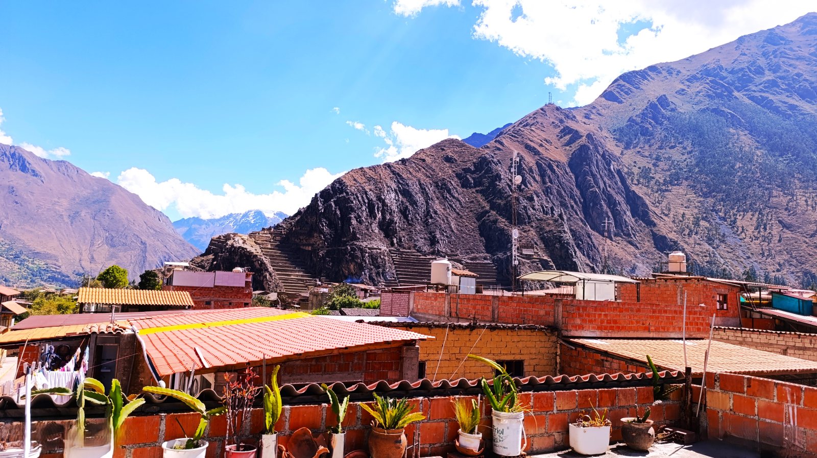 Montañas de Ollantaytambo vistas desde la terraza del hotel