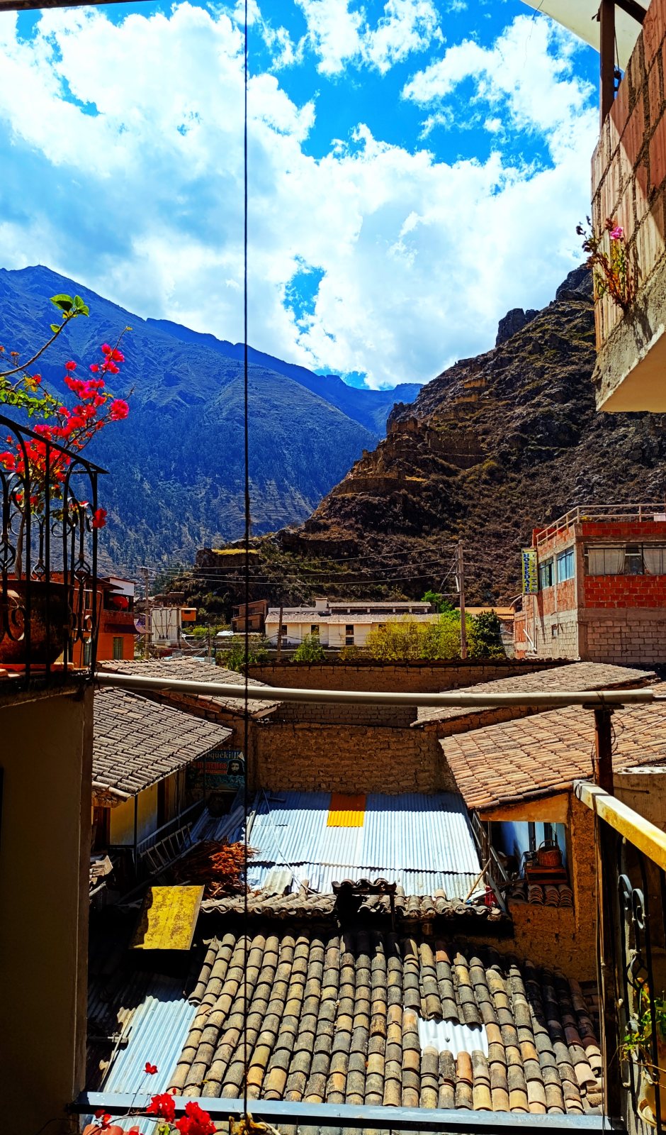Tejados de Ollantaytambo y montañas vistos desde el hotel