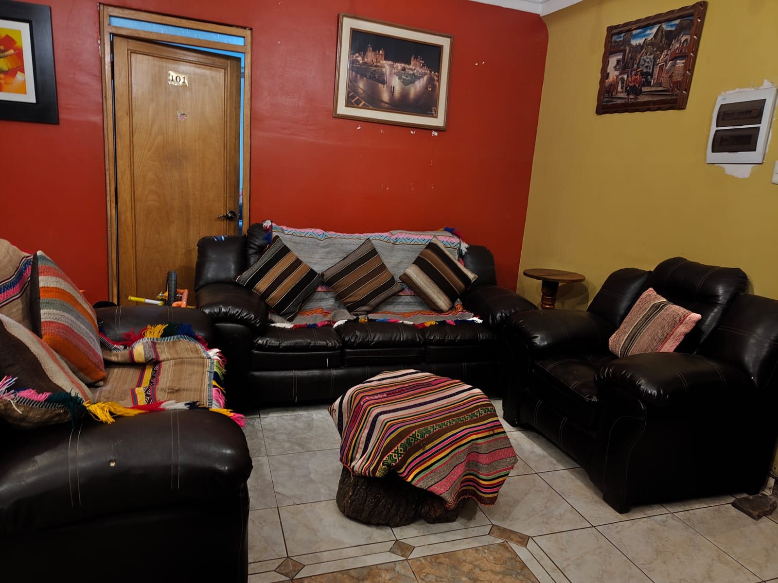 Sillones y tejidos andinos en la zona de estar