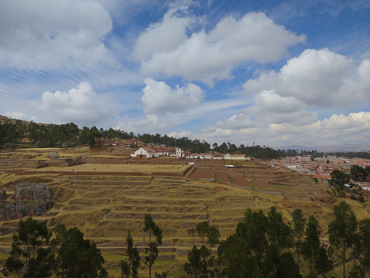 Andenes e iglesia colonial de Chinchero