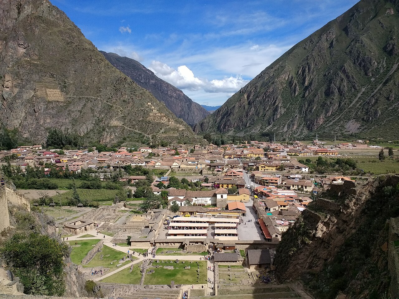 Vista del pueblo de Ollantaytambo y el Valle Sagrado