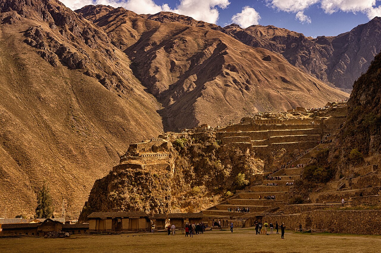 Andenes y fortaleza inka de Ollantaytambo al atardecer